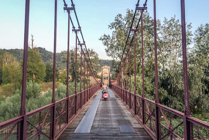 Atravesando en vespa un puente cerca de Bolonia