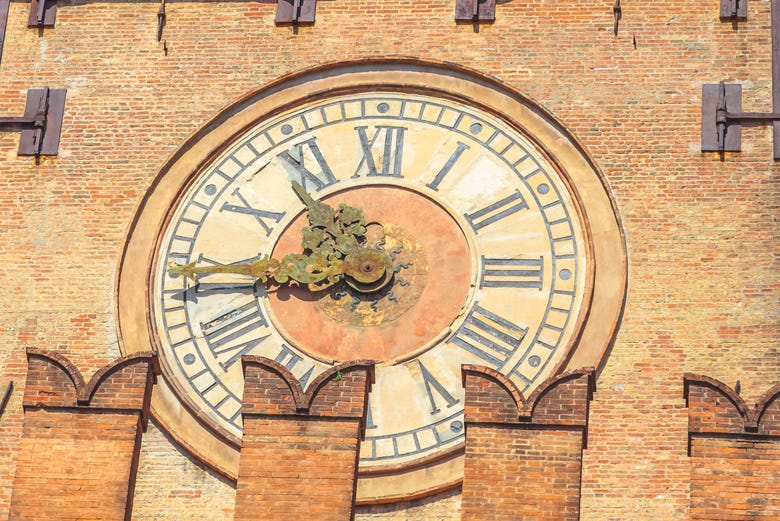 Vista detalle del reloj del palacio de Accursio