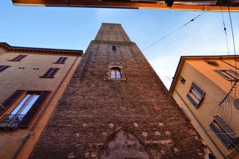 Osservando la torre Uguzzoni