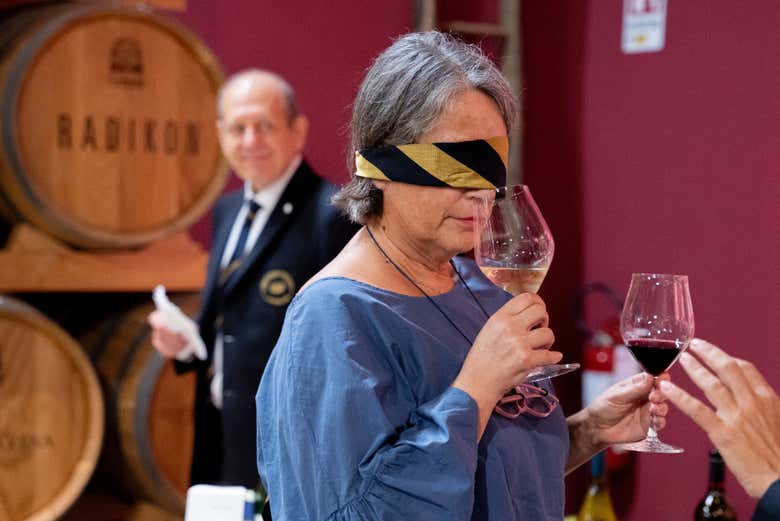Catando los diferentes vinos