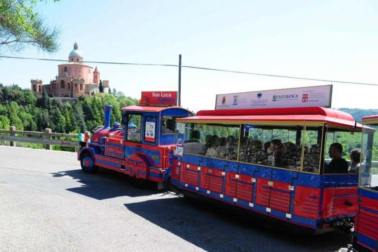 Il treno in arrivo alla basilica