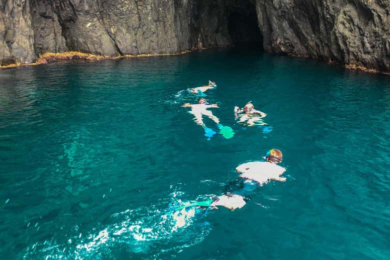 Un gruppo di amici nuota a Bosa