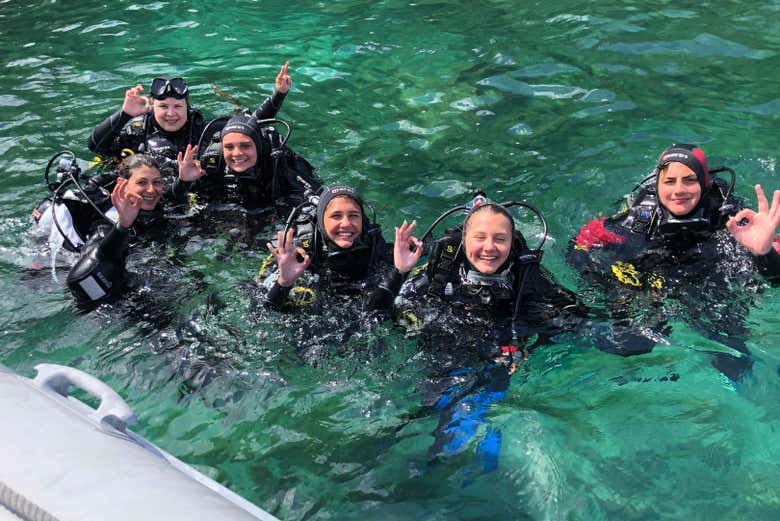 Il gruppo si fa una foto prima di immergersi a Bosa