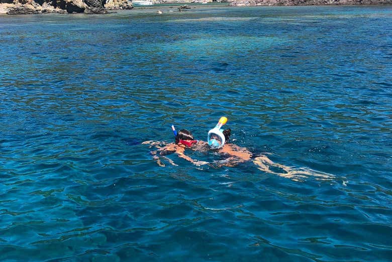 Due partecipanti fanno snorkeling a Bosa