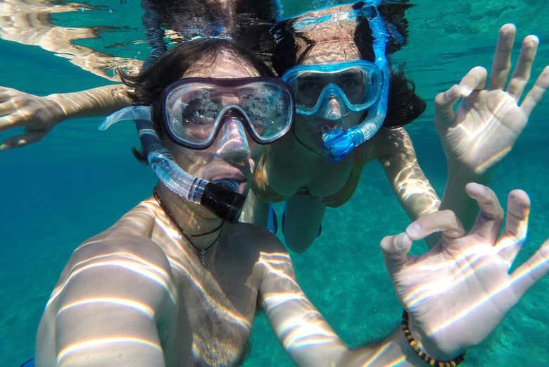 Selfie di due amici mentre fanno snorkeling a Bosa