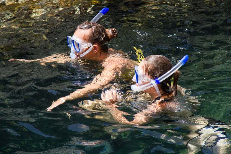Due ragazze nuotano in una cala di Bosa
