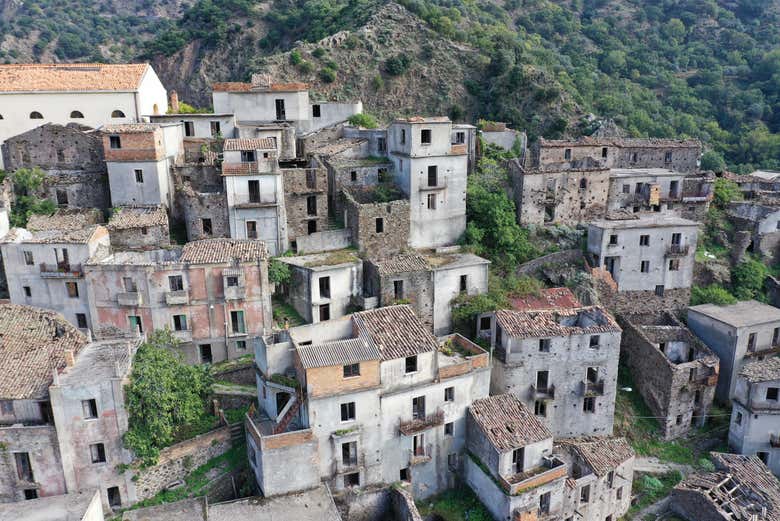 Escursione alla città fantasma di Roghudi Vecchio da Bova