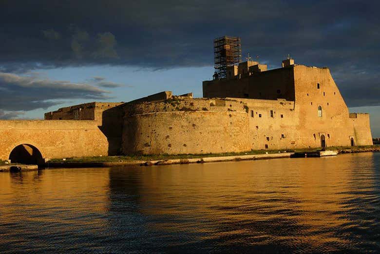 Admirando la silueta del Castillo Alfonsino
