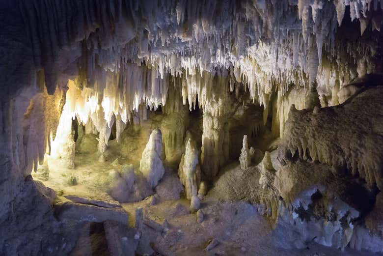Stalactites et stalagmites dans les grottes de Castellana