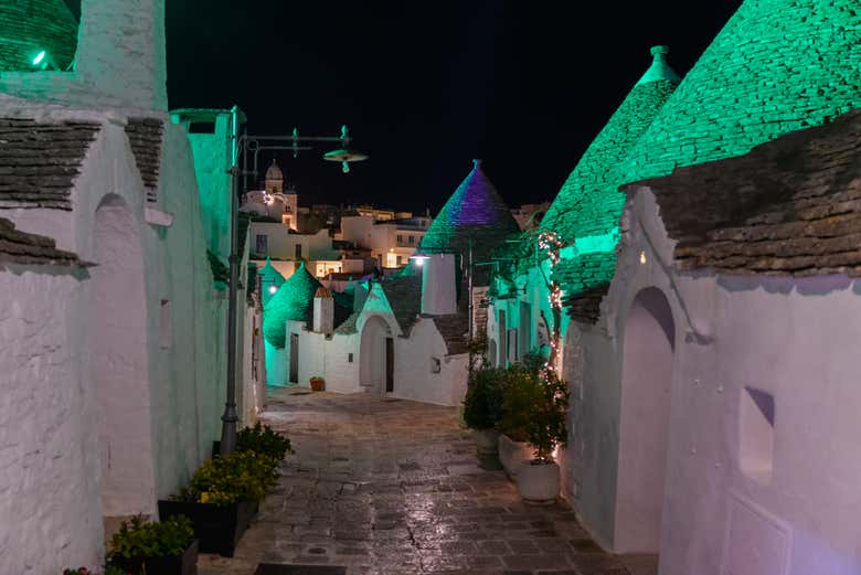 Alberobello illuminé à la tombée de la nuit