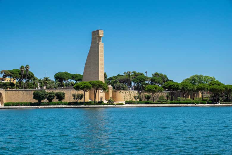 Admirando el Monumento al Marinero desde el mar
