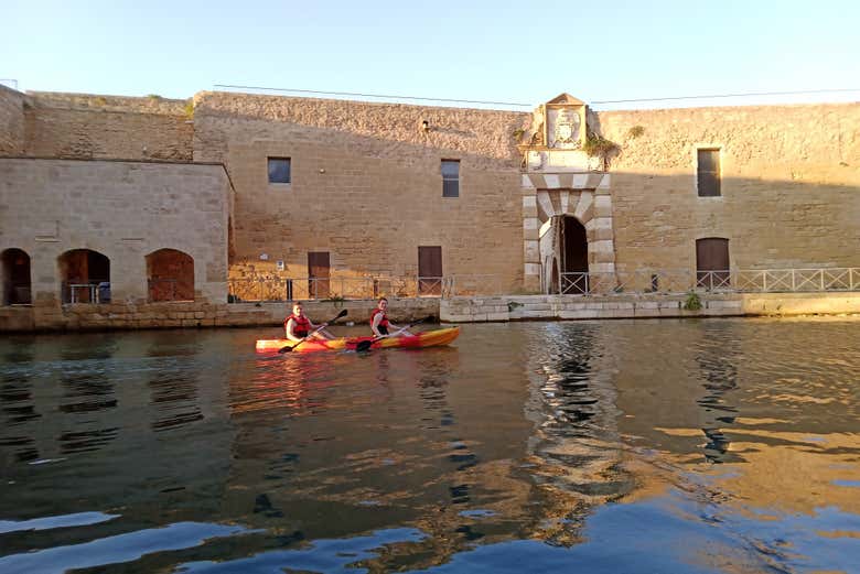 Percorrendo de caiaque a costa de Brindisi