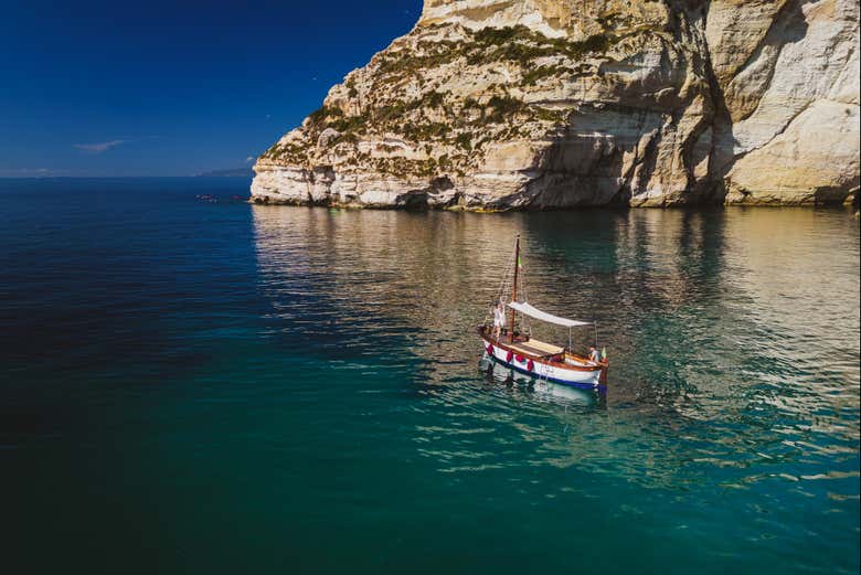 Um barco gozzo, típico da região