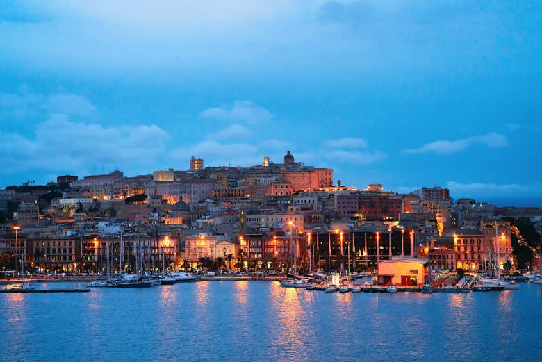 Costa de Cagliari al anochecer