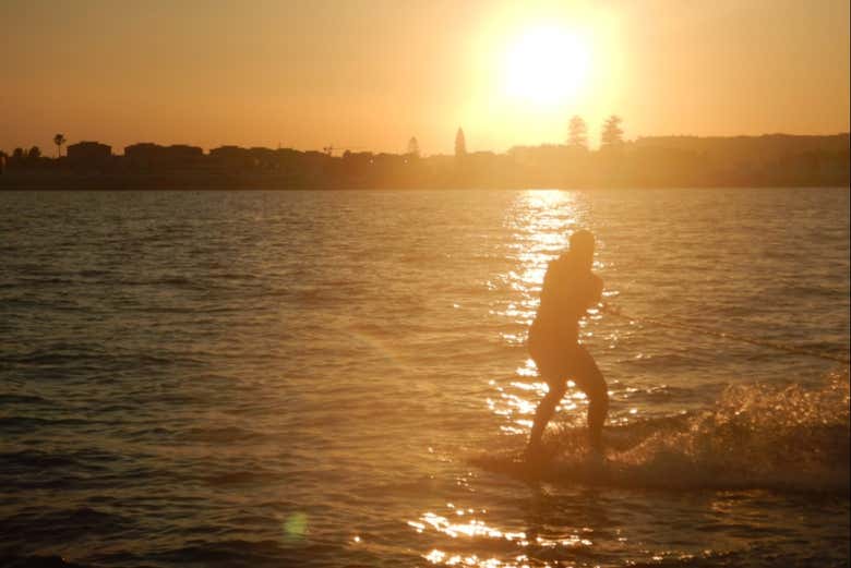Wakeboard au coucher du soleil
