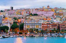 Paseo en barco al atardecer con aperitivo