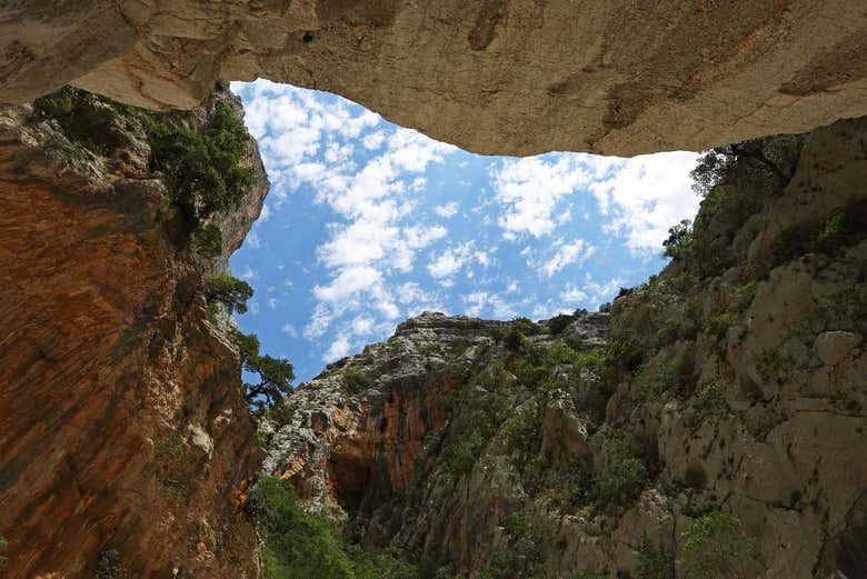 Cielo azul desde la garganta Gorropu