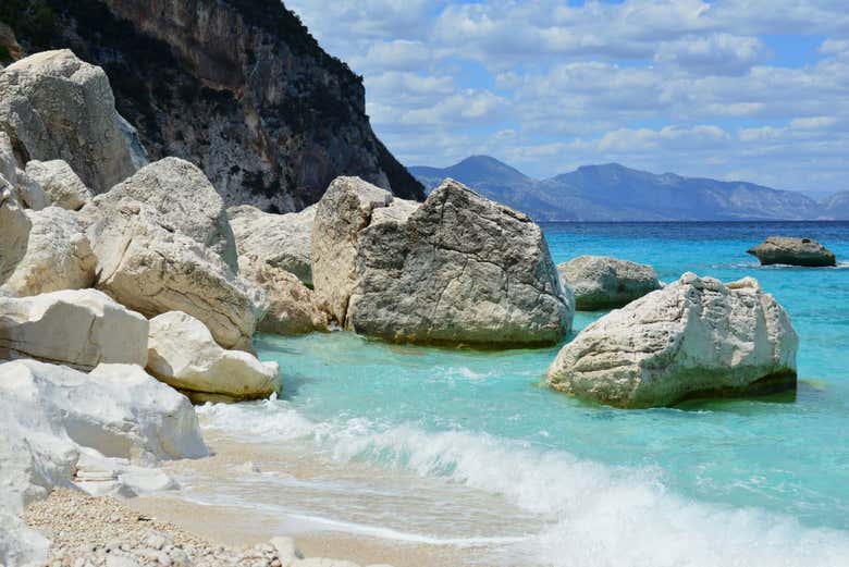 Mergulhando perto das rochas do Mediterrâneo