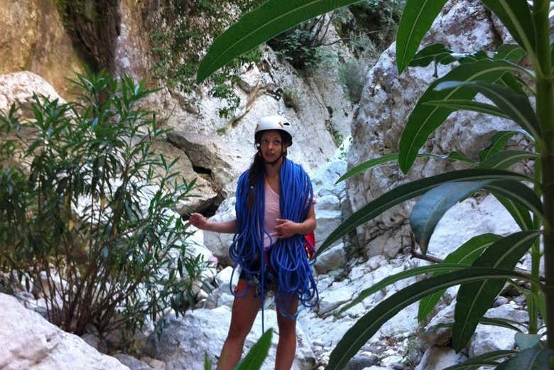 Con el material de escalada listo para la actividad