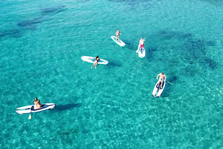 Atividade de paddle surf em Cala Moresca