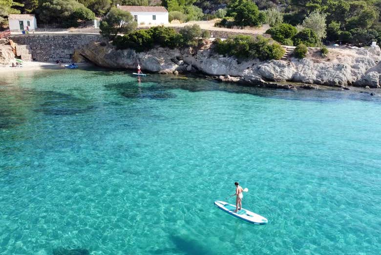 Percorrendo a Cala Moresca de paddle surf