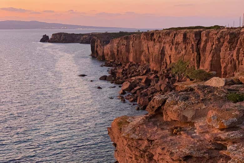 Caminando junto a altos acantilados al atardecer