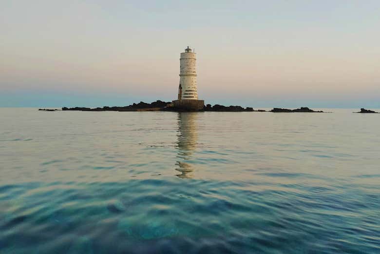 El faro Mangiabarche antes del atardecer 