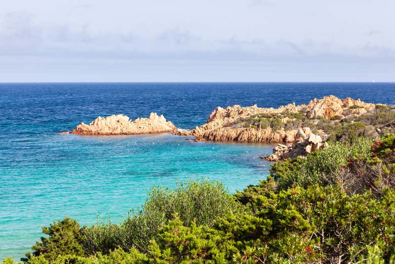 Costa de la isla de Caprera