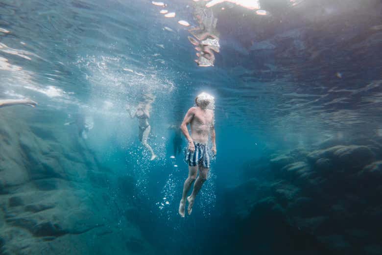 Sumergíos para explorar los fondos marinos de Cerdeña