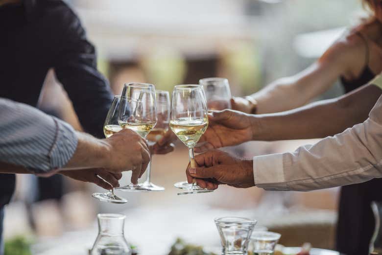Un brindis durante la cata de vino