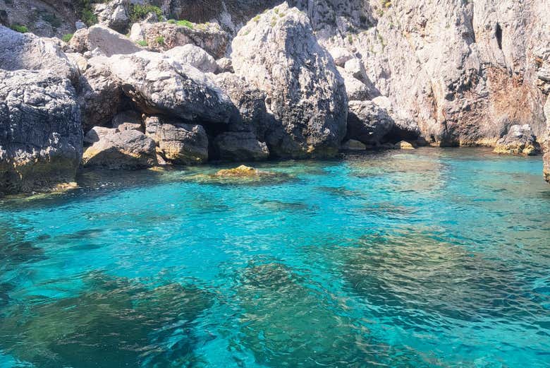Vista de las aguas cristalinas de Capri 