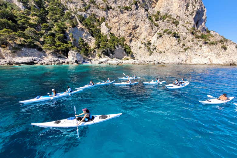 Kayak lungo la costa di Capri