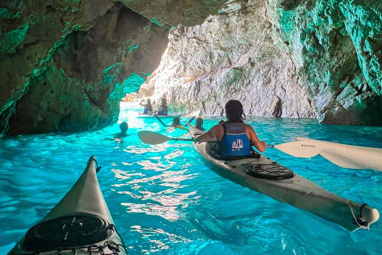 Esplorando le grotte di Capri
