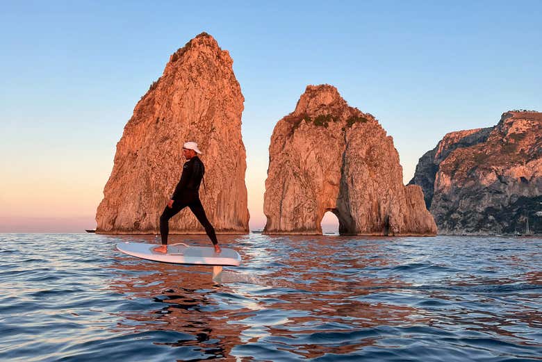 Surfeando junto a los farallones de Capri