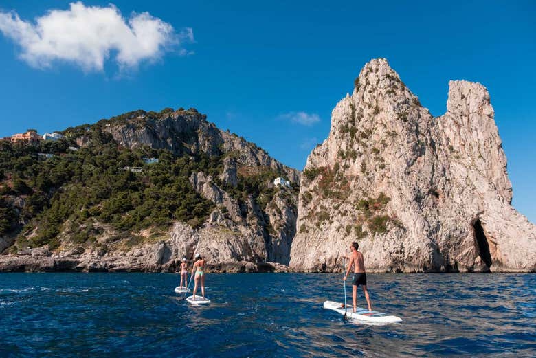 Pagaiando lungo la costa di Capri