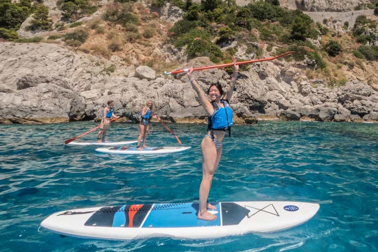SUP tour a Capri tra acqua limpida e formazioni rocciose spettac