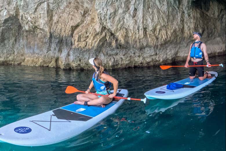 Tour in SUP a Capri tra mare cristallino e grotte naturali. Un’e