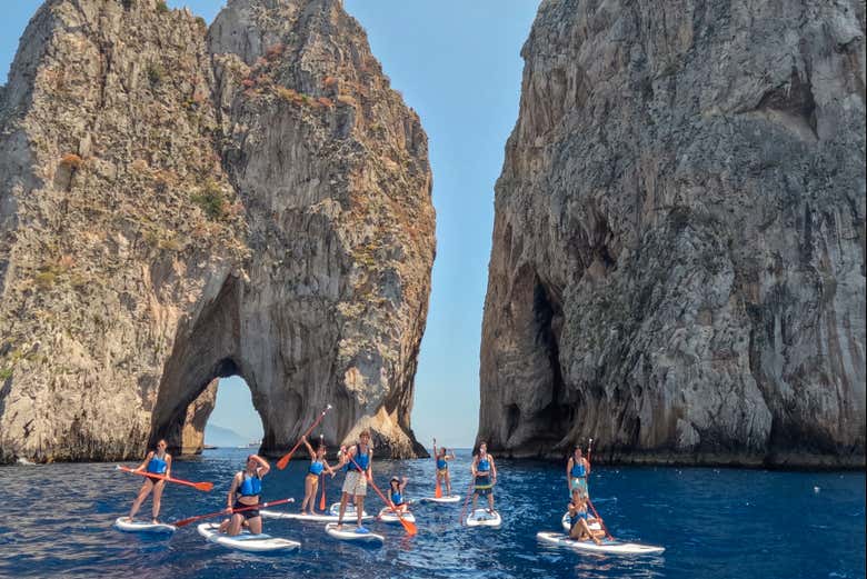 Stand up paddle a Capri in uno scenario unico fatto di scogliere