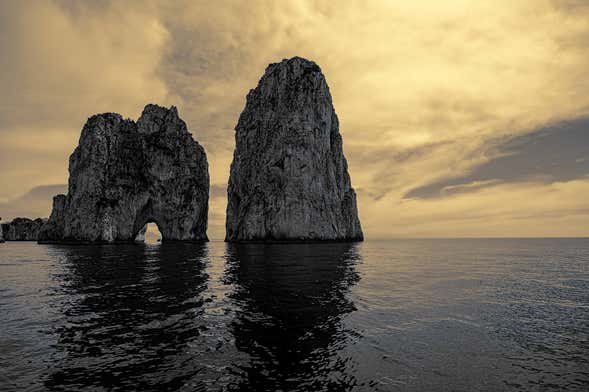 Paseo en barco al atardecer con aperitivo