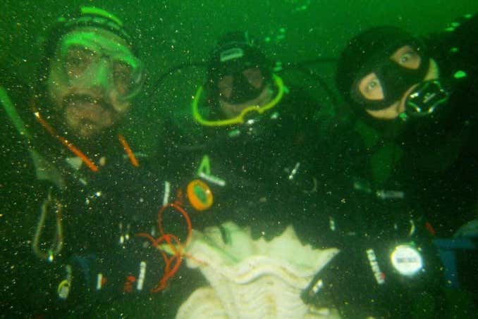 Buceadores en el lago de Como