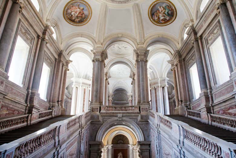 Contemplando la scalinata dell'edificio