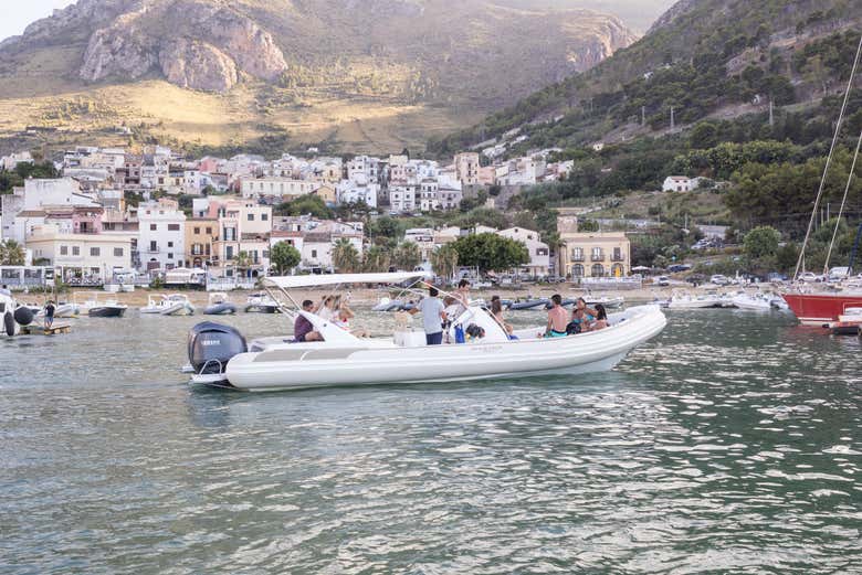 Bateau à moteur près de la côte