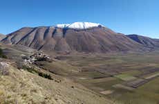 Trilha pela planície de Castelluccio