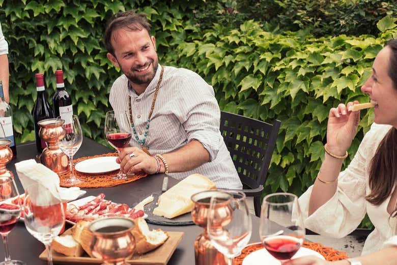 Dégustation des vins du domaine avec un plateau de charcuterie