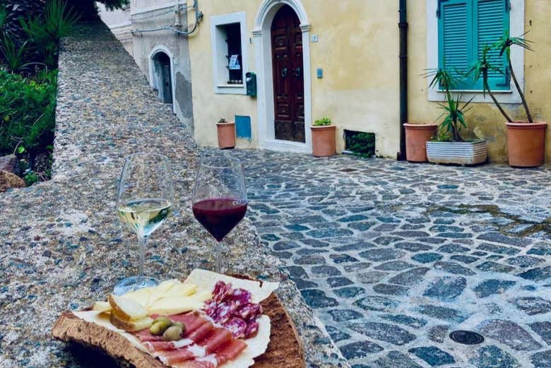 Un plat de charcuterie et de fromage à Castelsardo