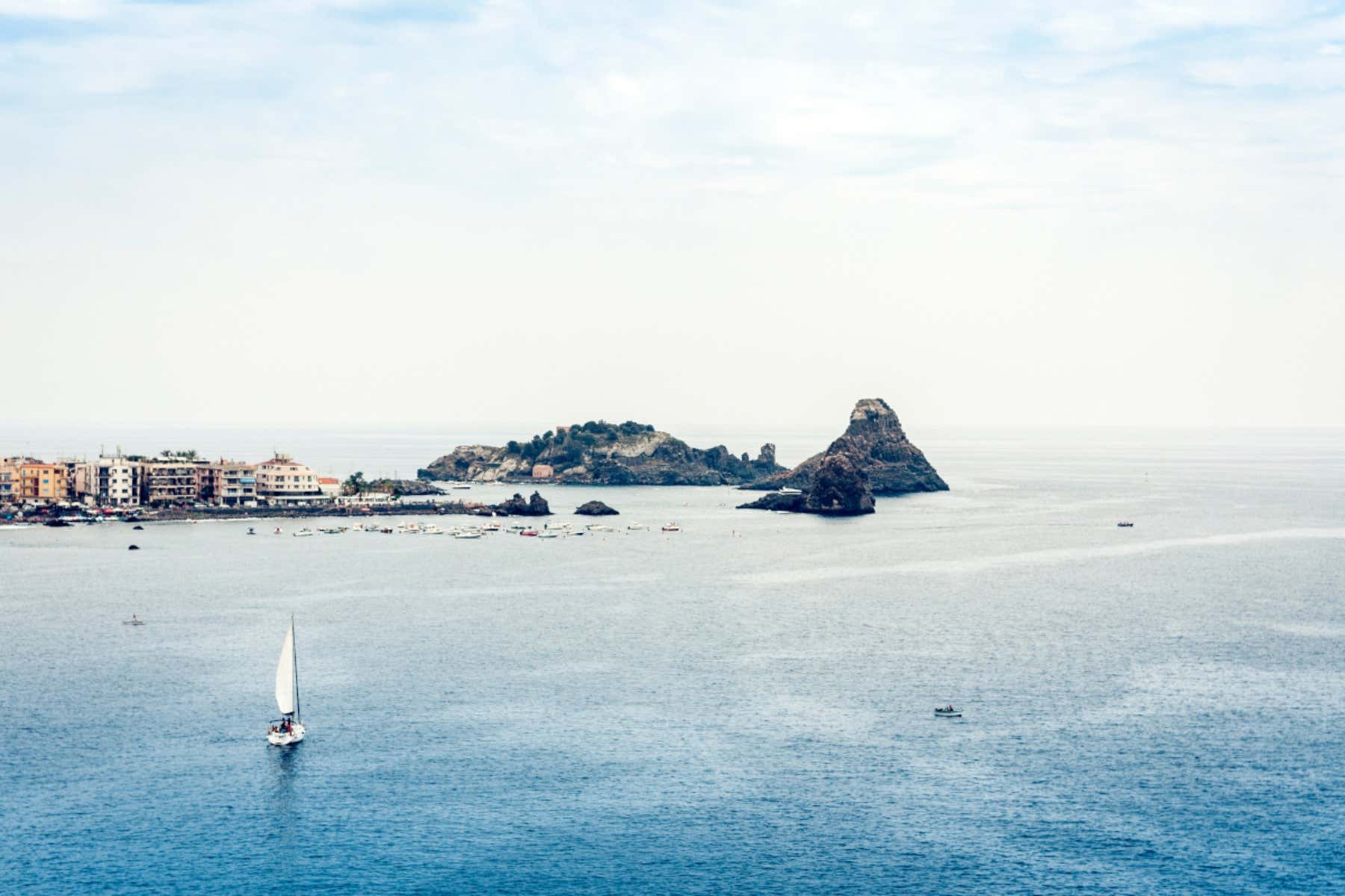Escursione ad Aci Trezza e alle isole Ciclopi in veliero