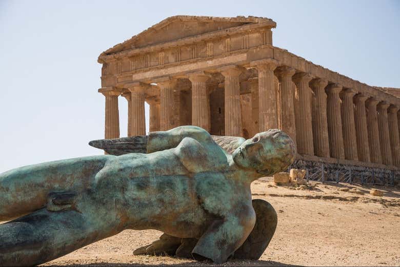 Estatua de Ícaro Caído frente al Templo de la Concordia