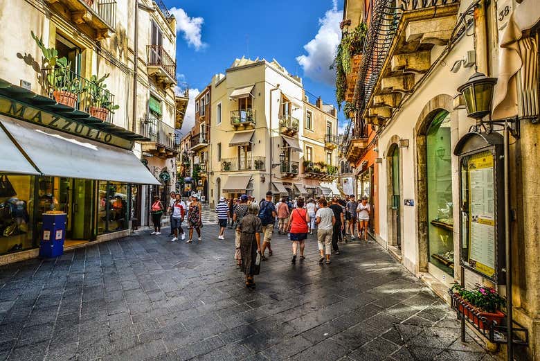 Casas coloridas en el centro de Taormina