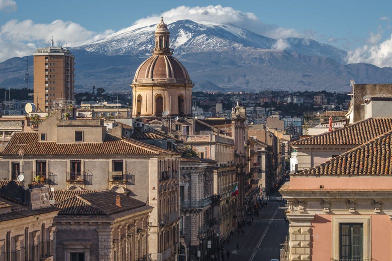 Catania con l'Etna sullo sfondo