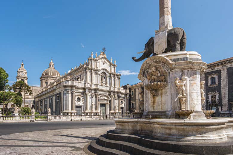 Admirando la catedral de Santa Ágata, en Catania